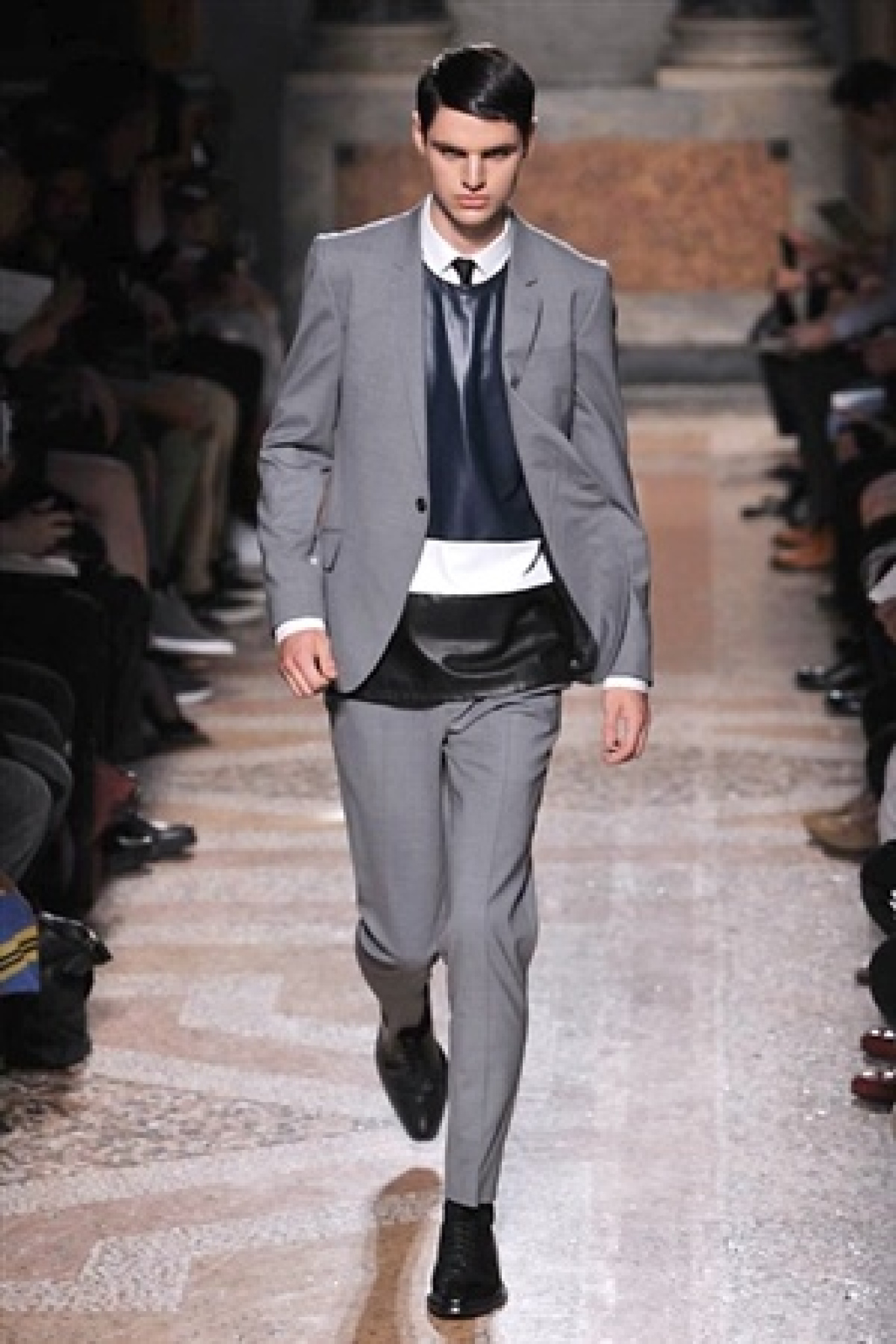 LES HOMMES, UNO STILE RIGOROSO