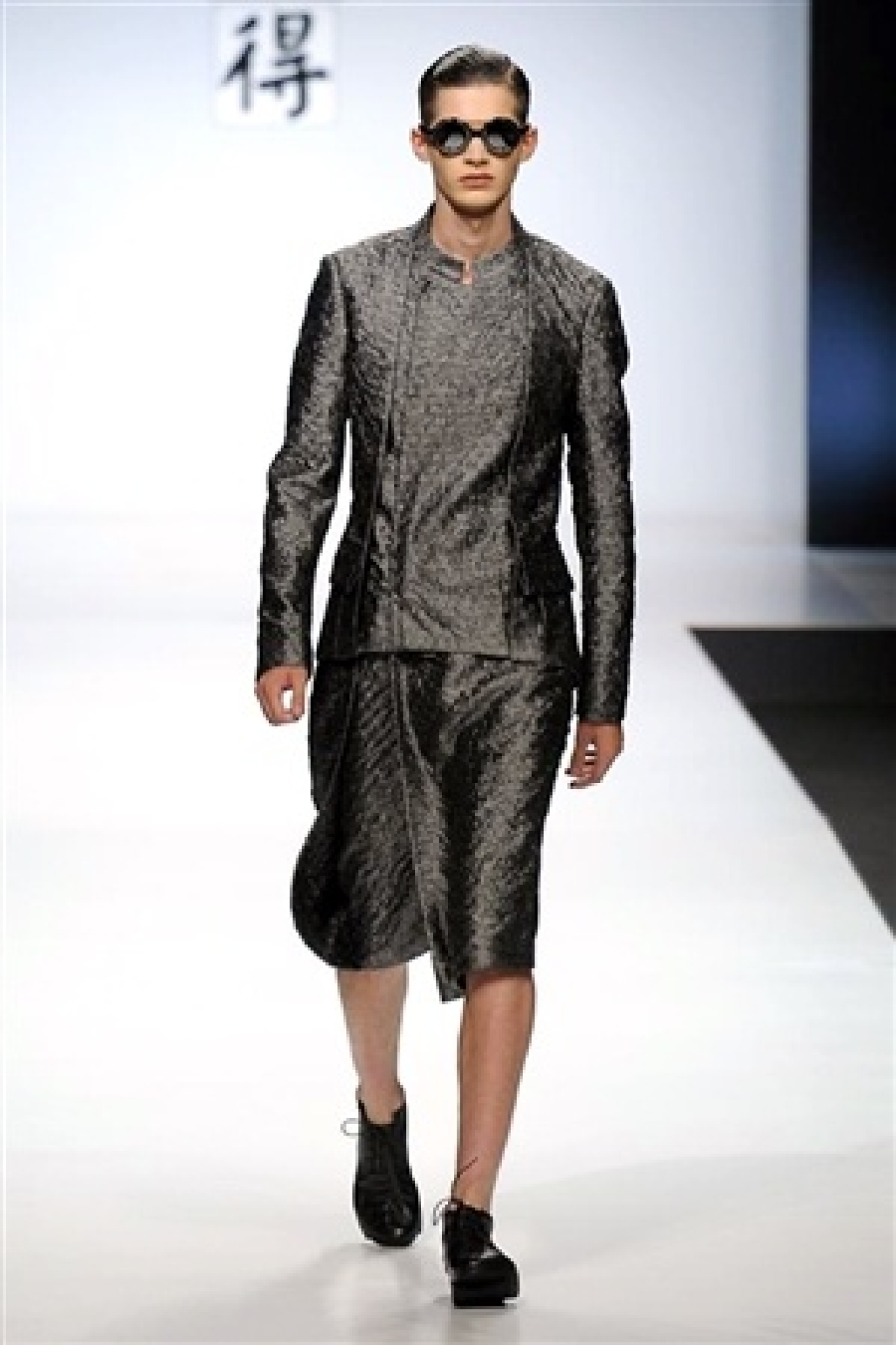 JIWENBO, DALLA CINA A MILANO MODA UOMO